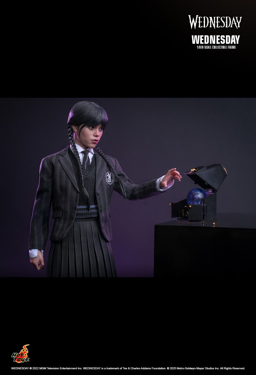 Hot Toys TMS135 - Family Addams : Wednesday - Wednesday Jenna Ortega