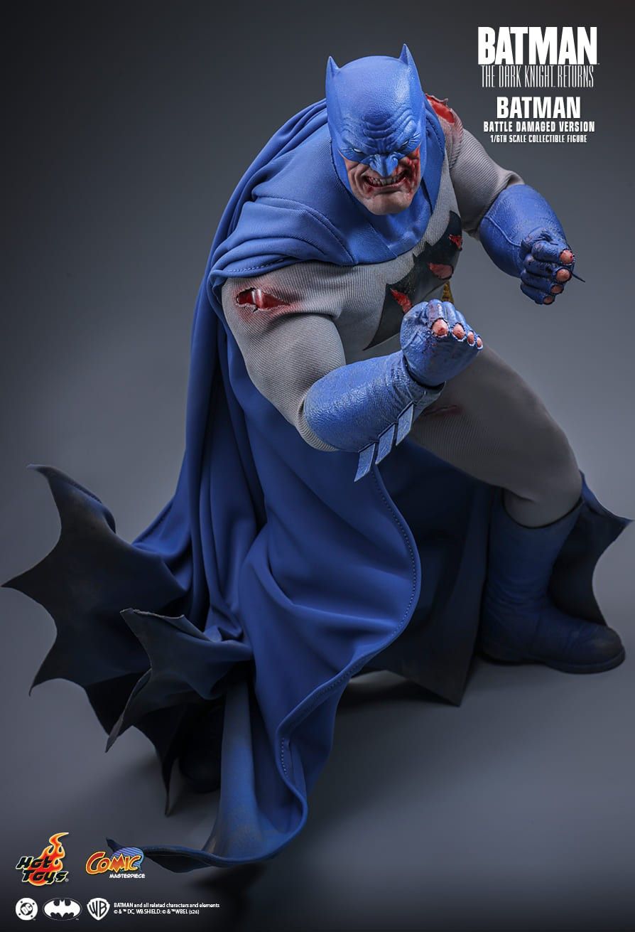 Hot Toys CMS031 - DC Comics - Batman : The Dark Knight Returns - Batman Battle Damaged Version【Pre-Order】